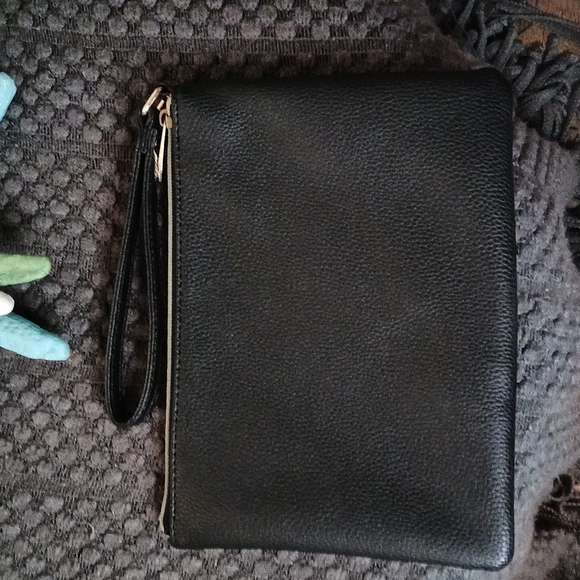 Mathew+Julian wristlet black ♥️ - Picture 2 of 7